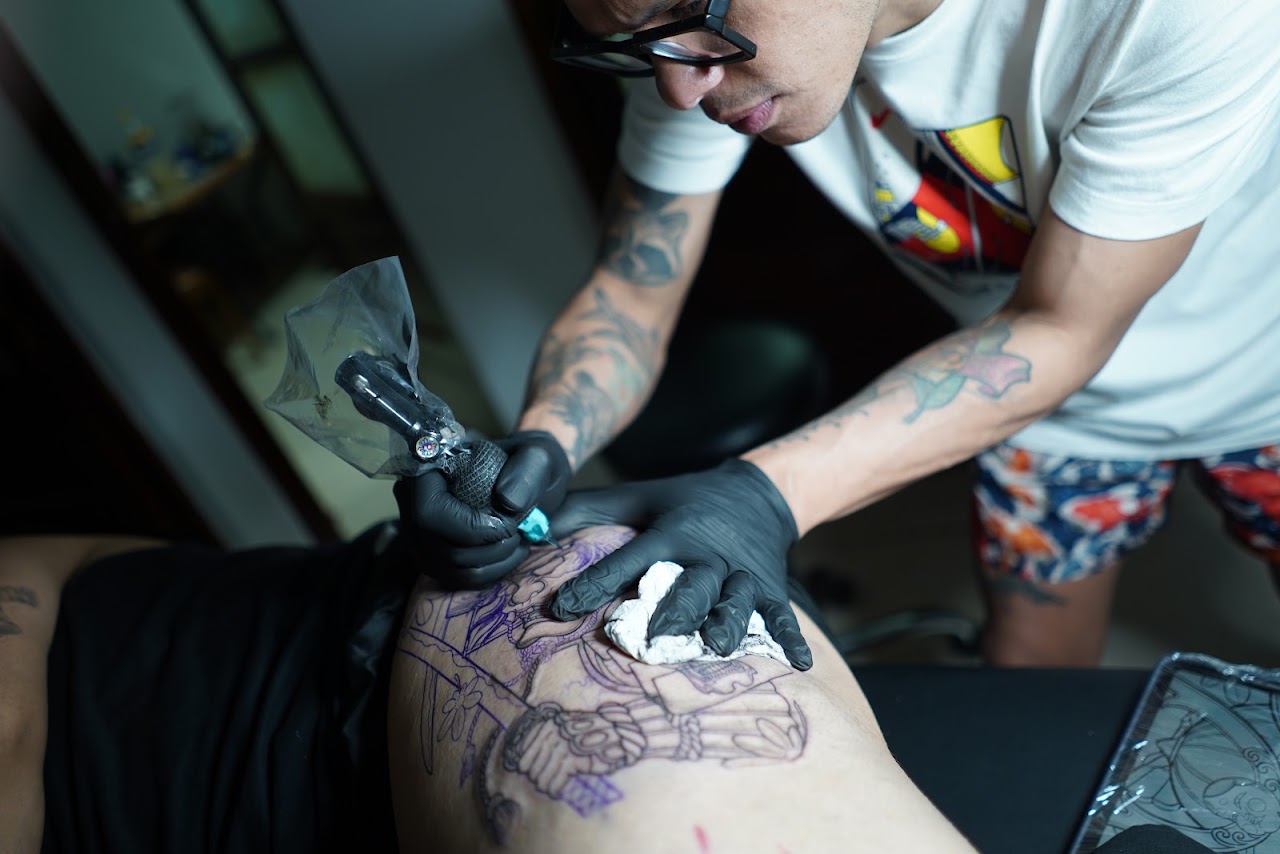 Tatuador de SantoJesus Studio trabajando en un tatuaje
