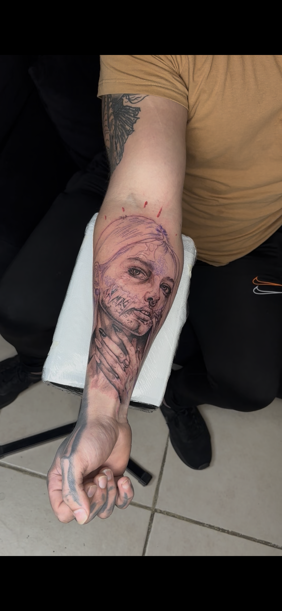 Tatuaje de retrato realista en progreso