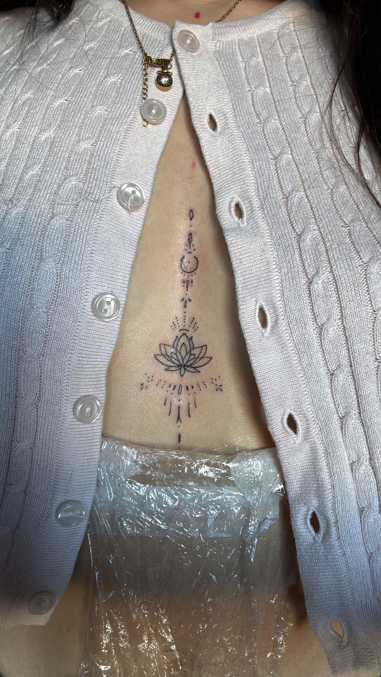 Tatuaje fine line de loto